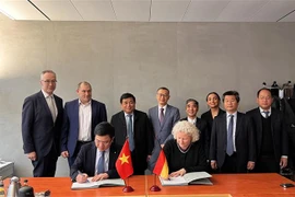 Ông Lê Mạnh Hùng, Cục trưởng Cục Phát triển Doanh nghiệp (Bộ Kế hoạch và Đầu tư) và Giám đốc điều hành Liên minh Nông nghiệp Đức Alina Grumpert ký Thỏa thuận ghi nhớ thiết lập khuôn khổ hợp tác chung dưới sự chứng kiến của Bộ trưởng Bộ Kế hoạch và đầu tư 