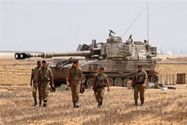 Binh sỹ Israel cùng các thiết bị quân sự tại khu vực biên giới với Dải Gaza, sau khi lệnh ngừng bắn có hiệu lực, ngày 6/8/2022. (Ảnh: AFP/TTXVN) 
