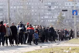 Người dân Ukraine chờ nhận hàng cứu trợ tại thành phố Mariupol ngày 23/3/2022. (Ảnh: THX/TTXVN) 
