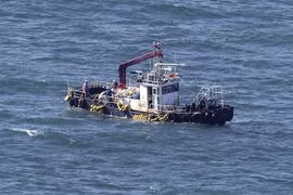 Con tàu lấy mẫu nước biển ở ngoài khơi nhà máy điện hạt nhân Fukushima (Nhật Bản) để phân tích, ngày 24/8/2023. (Ảnh: Kyodo/TTXVN)