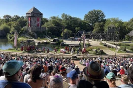 Một số hoạt cảnh về cuộc đấu tranh dựng nước và giữ nước của nhân dân Pháp được tái hiện tại công viêng giải trí phục vụ du khách. (Ảnh: Nguyễn Thu Hà/TTXVN)