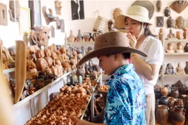 Du khách tìm hiểu, khám phá sản phẩm gốm truyền thống của người Chăm ở làng gốm Bàu Trúc, thị trấn Phước Dân, huyện Ninh Phước. (Ảnh: Công Thử/TTXVN)