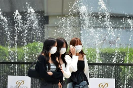 Người dân đeo khẩu trang phòng dịch COVID-19 tại Bangkok, Thái Lan, ngày 11/4/2022. (Ảnh: THX/TTXVN) 