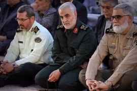 Thiếu Tướng Qasem Soleimani, người đứng đầu đơn vị Quds thuộc Lực lượng Vệ binh Cách mạng Hồi giáo Iran, dự một buổi lễ tại đền thờ ở Tehran ngày 4/6/2019. (Nguồn: AFP/TTXVN) 