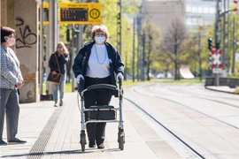 Người dân đeo khẩu trang phòng dịch COVID-19 khi di chuyển trên phố ở Saxony, Đức ngày 20/4/2020. (Nguồn: THX/TTXVN) 