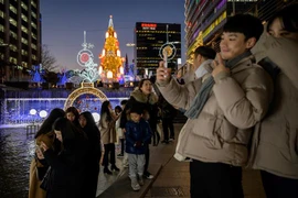 Người dân và du khách vui chơi trên một đường phố ở Seoul, Hàn Quốc. (Nguồn: AFP/TTXVN) 