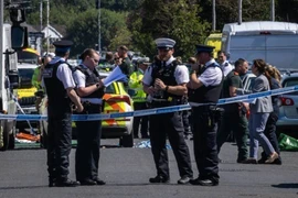 Cảnh sát được triển khai tại hiện trường vụ đâm dao ở thị trấn Southport, Tây Bắc vùng England ngày 29/7/2024. (Ảnh: Getty Images/TTXVN)