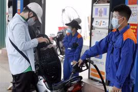 Mua bán xăng dầu tại cửa hàng kinh doanh xăng dầu thuộc Tập đoàn xăng dầu Việt Nam (Petrolimex). (Ảnh: Trần Việt/TTXVN) 