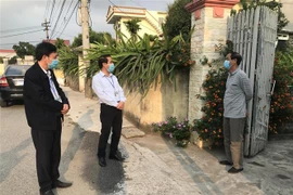 Cán bộ tuyên truyền phòng dịch tại xóm 7 thôn Ngọc Hòa, xã Vĩnh Hòa, Ninh Giang, Hải Dương. (Ảnh: Tiến Vĩnh/TTXVN) 