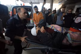 Nạn nhân bị thương do xung đột Gaza được chuyển tới bệnh viện ở Khan Younis ngày 5/1/2024. (Ảnh: THX/TTXVN)