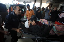 Nạn nhân bị thương do xung đột Gaza được chuyển tới bệnh viện ở Khan Younis ngày 5/1/2024. (Ảnh: THX/TTXVN)