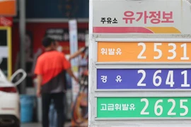 Người dân đổ xăng tại một cây xăng ở Seoul, Hàn Quốc, ngày 19/6/2022. (Ảnh: YONHAP/TTXVN) 