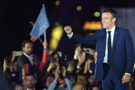 Phát biểu trước những người ủng hộ ở Paris tối 22/4 sau khi giành chiến thắng, Tổng thống Emmanuel Macron nhấn mạnh ông không phải là ứng cử viên của một phái chính trị nào mà là "Tổng thống của tất cả mọi người." (Ảnh: AFP/TTXVN) 