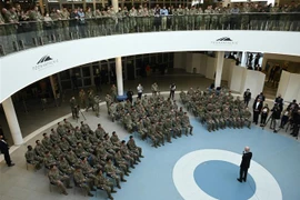 Tổng thống Mỹ Joe Biden (phải) phát biểu trong chuyến thăm các binh sỹ Mỹ thuộc Sư đoàn không vận số 82 đang làm nhiệm vụ tại Ba Lan, ở thành phố Rzeszow, ngày 25/3/2022. (Ảnh: AFP/TTXVN)