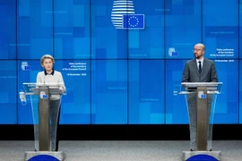 Chủ tịch Hội đồng châu Âu Charles Michel (phải) và Chủ tịch Ủy ban châu Âu Ursula von der Leyen. (Nguồn: THX/TTXVN) 