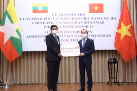 Thứ trưởng Bộ Ngoại giao Nguyễn Quốc Dũng trao tiền hỗ trợ của Chính phủ và nhân dân Việt Nam cho Đại sứ Myanmar tại Việt Nam Kyaw Soe Win. (Ảnh: Dương Giang/TTXVN) 
