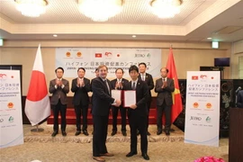 Ký kết các biên bản ghi nhớ hợp tác giữa Khu công nghiệp Deep C và các nhà đầu tư Nhật Bản. (Ảnh: Nguyễn Tuyến/TTXVN)