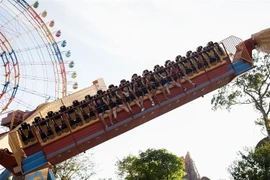 Du khách tham gia trò chơi cảm giác mạnh tại Công viên VinWonders Phú Quốc. (Ảnh: Hồng Đạt/TTXVN) 