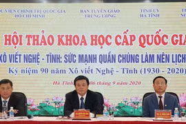 Bí thư Trung ương Đảng, Giám đốc Học viện CTQG Hồ Chí Minh, Chủ tịch Hội đồng Lý luận Trung ương Nguyễn Xuân Thắng và các đồng chí, chủ trí hội thảo. (Ảnh: Công Tường/TTXVN) 