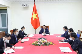 Thủ tướng Phạm Minh Chính điện đàm với Thủ tướng Anh Boris Johnson ở đầu cầu Hà Nội. (Ảnh: Dương Giang/TTXVN) 