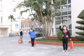 Các bệnh nhân vui mừng vì được khỏi bệnh sớm, về đón Tết cùng với gia đình. (Ảnh: Mạnh Minh/TTXVN) 
