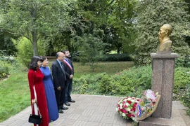 Đại sứ Việt Nam tại Pháp Đinh Toàn Thắng và phu nhân, Đại sứ, Trưởng Phái đoàn thường trực Việt Nam bên cạnh UNESCO Lê Thị Hồng Vân và Phó thị trưởng Montreuil Florian Vigneron đặt hoa dâng lên Bác và mặc niệm tưởng nhớ đến Người. (Ảnh: Nguyễn Thu Hà/TTXV