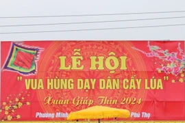 Lễ hội Vua Hùng dạy dân cấy lúa
