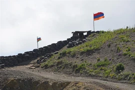 Quốc kỳ Azerbaijan và Armenia tại trạm kiểm soát ở khu vực biên giới giữa hai nước, ngày 18/6/2021. (Ảnh: AFP/TTXVN) 