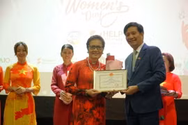 Đại sứ Việt Nam tại Malaysia Đinh Ngọc Linh (phải) trao Giấy khen cho bà Trần Thị Chang (trái), Chủ tịch Hiệp hội hữu nghị Malaysia-Việt Nam, tại lễ kỷ niệm. (Ảnh: Hằng Linh/TTXVN)