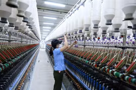 Dây chuyền sản xuất sợi tại nhà máy của Công ty Cổ phần VinaTex Hồng Lĩnh. (Ảnh: Vũ Sinh/TTXVN) 