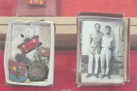 Kỷ vật của các cán bộ đi B tại buổi trưng bày. (Ảnh: Sỹ Thắng/TTXVN)