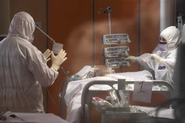 Nhân viên y tế Italy làm việc tại bệnh viện ở Rome trong bối cảnh dịch COVID-19 bùng phát mạnh ở nước này, ngày 25/3/2020. (Nguồn: THX/TTXVN) 