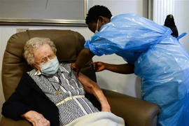 Nhân viên y tế tiêm vaccine phòng COVID-19 cho người dân tại Brussels, Bỉ. (Ảnh: AFP/TTXVN) 
