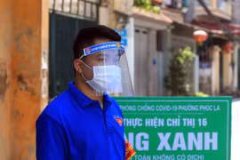 Nguyễn Anh Đạt, Bí thư Chi đoàn thanh niên tổ dân phố Yên Phúc tham gia công tác phòng chống dịch từ khi Thành phố Hà Nội thực hiện giãn cách xã hội theo chỉ thị 16 của Thủ tướng Chính phủ. (Ảnh: Tuấn Anh/TTXVN) 