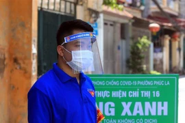 Nguyễn Anh Đạt, Bí thư Chi đoàn thanh niên tổ dân phố Yên Phúc tham gia công tác phòng chống dịch từ khi Thành phố Hà Nội thực hiện giãn cách xã hội theo chỉ thị 16 của Thủ tướng Chính phủ. (Ảnh: Tuấn Anh/TTXVN) 
