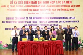 Phó Thủ tướng Trịnh Đình Dũng dự Lễ ký kết Biên bản ghi nhớ hợp tác giữa Bộ Công Thương, Ủy ban Nhân dân tỉnh Bắc Ninh và Công ty trách nhiệm hữu hạn Samsung điện tử Việt Nam về Chương trình hỗ trợ doanh nghiệp Việt Nam trên địa bàn tỉnh Bắc Ninh. (Ảnh: V