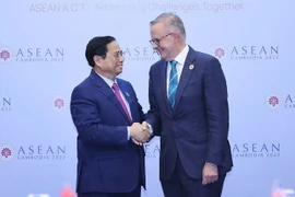 Thủ tướng Phạm Minh Chính gặp Thủ tướng Australia Anthony Albanese bên lề Hội nghị Cấp cao ASEAN diễn ra tại thủ đô Phnom Penh, Campuchia, chiều 12/11/2022. (Ảnh: Dương Giang/TTXVN)