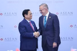 Thủ tướng Phạm Minh Chính gặp Thủ tướng Australia Anthony Albanese bên lề Hội nghị Cấp cao ASEAN diễn ra tại thủ đô Phnom Penh, Campuchia, chiều 12/11/2022. (Ảnh: Dương Giang/TTXVN)