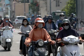 Người dân chủ động dùng khẩu trang, thực hiện các biện pháp phòng, ngừa dịch bệnh. (Ảnh: Thanh Vũ/TTXVN) 