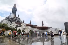 Du khách tham quan trên đỉnh Núi Bà Đen. (Ảnh: Giang Phương/TTXVN)