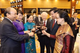 Tổng Bí thư Nguyễn Phú Trọng và Phu nhân, Chủ tịch nước Nguyễn Xuân Phúc và Phu nhân cùng Tổng Bí thư, Chủ tịch nước Lào Thongloun Sisoulith và Phu nhân nâng cốc chúc mừng tình đoàn kết, hữu nghị Việt Nam-Lào. (Ảnh: Trí Dũng/TTXVN)