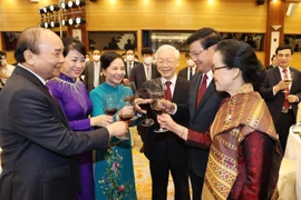 Tổng Bí thư Nguyễn Phú Trọng và Phu nhân, Chủ tịch nước Nguyễn Xuân Phúc và Phu nhân cùng Tổng Bí thư, Chủ tịch nước Lào Thongloun Sisoulith và Phu nhân nâng cốc chúc mừng tình đoàn kết, hữu nghị Việt Nam-Lào. (Ảnh: Trí Dũng/TTXVN)