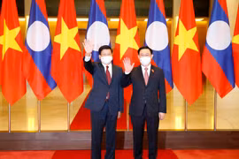 Chủ tịch Quốc hội Vương Đình Huệ và Tổng Bí thư, Chủ tịch nước Lào Thongloun Sisoulith. (Ảnh: Doãn Tấn/TTXVN) 