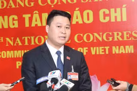 Đại biểu Hà Đức Minh (đoàn Đảng bộ tỉnh Lào Cai), đại biểu trẻ tuổi nhất Đại hội, trả lời phỏng vấn. (Nguồn: TTXVN) 