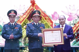 Chủ tịch nước Nguyễn Xuân Phúc trao Huân chương Bảo vệ Tổ quốc hạng Nhất cho Học viện Quốc phòng. (Ảnh: Thống Nhất/TTXVN) 