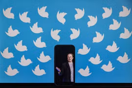 Hình ảnh tỷ phú Elon Musk và biểu tượng mạng xã hội Twitter. (Ảnh: AFP/TTXVN)