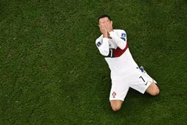 Sự buồn bã của tiền đạo Cristiano Ronaldo khi Bồ Đào Nha để lỡ tấm vé đi tiếp. (Ảnh: AFP/TTXVN) 