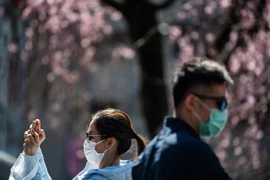 Du khách đeo khẩu trang phòng tránh lây nhiễm COVID-19 tại Tokyo, Nhật Bản, ngày 12/3/2020. (Nguồn: AFP/TTXVN) 