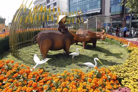 Đường hoa Nguyễn Huệ năm 2021. (Ảnh: Thanh Vũ/TTXVN) 