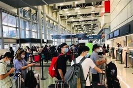 Công dân Việt Nam tại Hoa Kỳ đến sân bay chuẩn bị về nước hồi cuối tháng Tám. (Nguồn: TTXVN phát) 